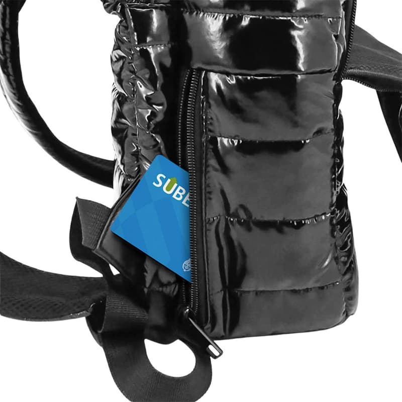 Mochila Urbana Trendy Símil Puffer Mujer 13L con Bolsillo para Notebook y Botellas — Verde / Liso