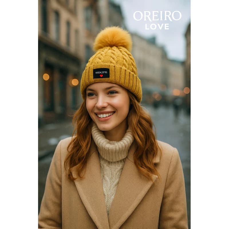 Gorro Trenzado con Pompón Las Oreiro Invierno 2025 - Abrigado y Estiloso — Mostaza / M