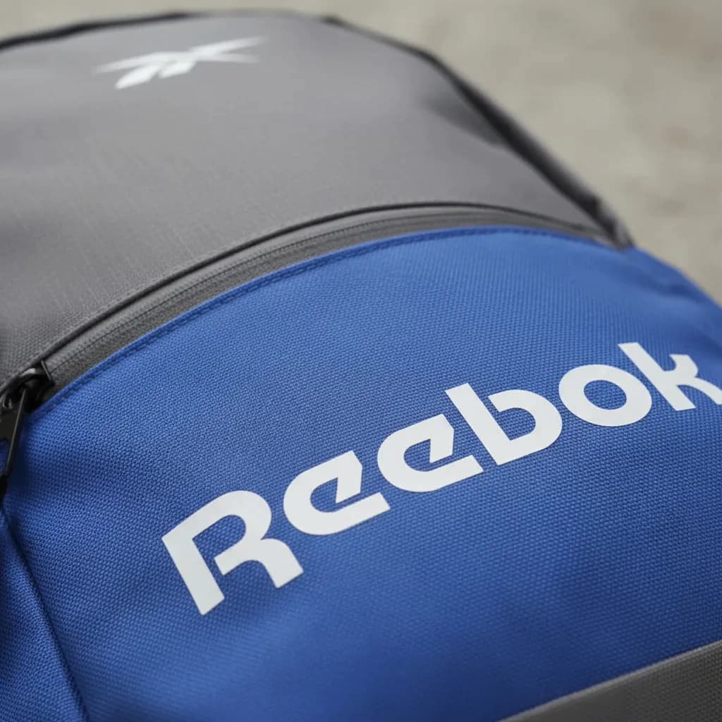 Mochila Urbana Reebok Essential Unisex con porta notebook 14" liviana — Negro 60103 / Liso